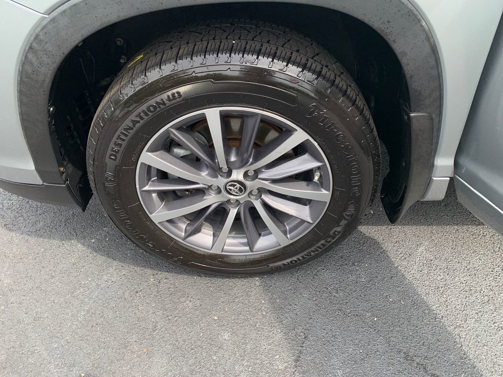 Used 2017 Toyota Highlander XLE AWD/4WD image 19