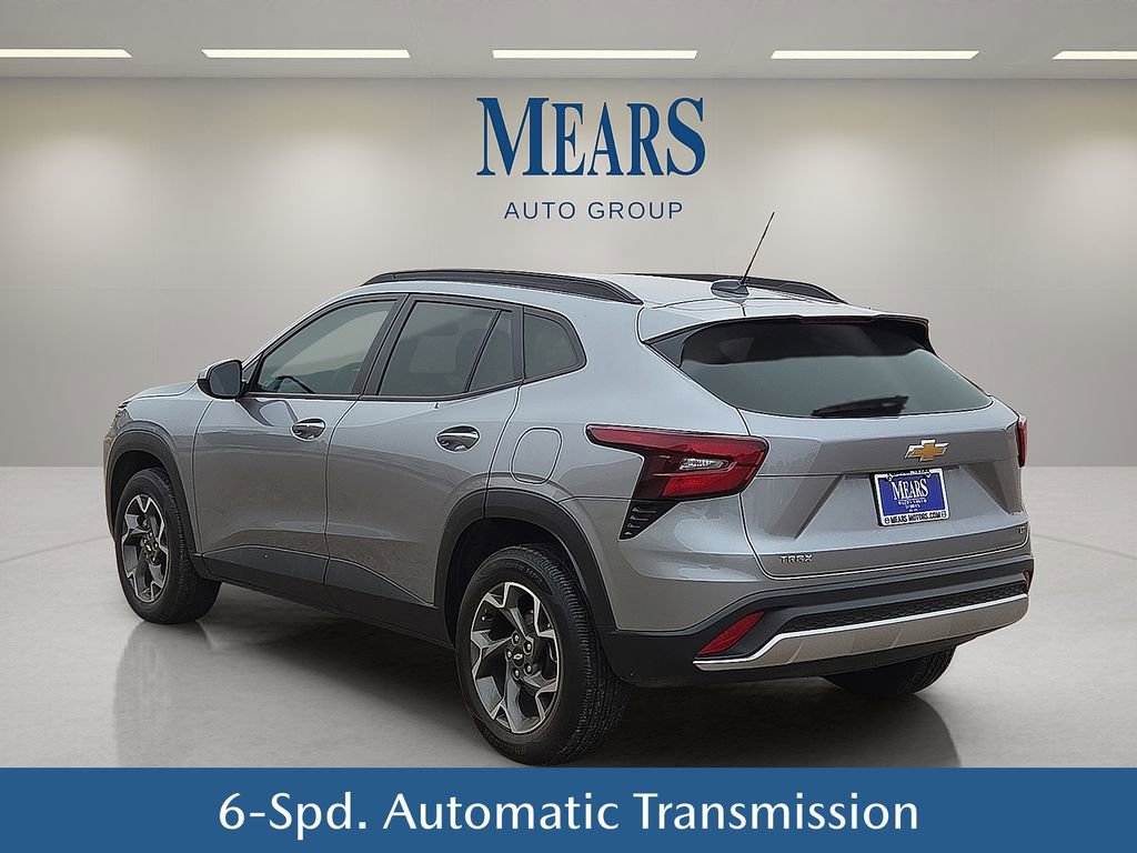 Used 2025 Chevrolet Trax LT w/ LT Convenience Package image 4