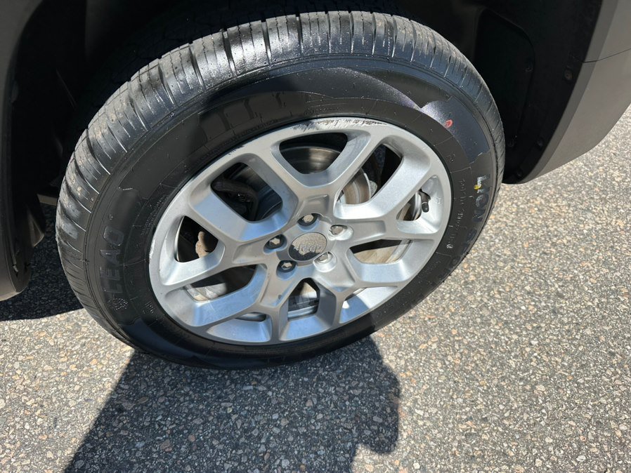 Used 2017 Jeep Renegade Latitude AWD/4WD image 27