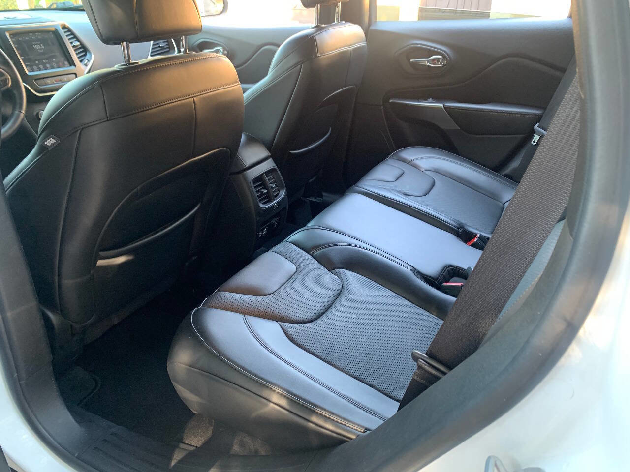 Used 2021 Jeep Cherokee Latitude Lux w/ Sun & Sound Group image 16