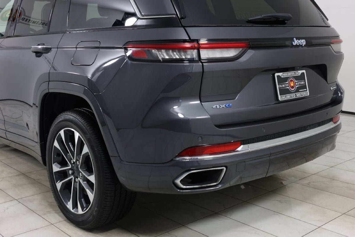 Used 2023 Jeep Grand Cherokee Overland w/ Luxury Tech Group IV AWD/4WD image 46