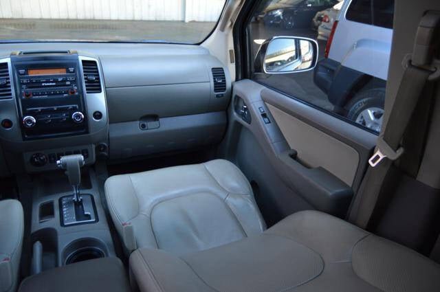 Used 2012 Nissan Frontier SL w/ Moonroof Pkg image 44