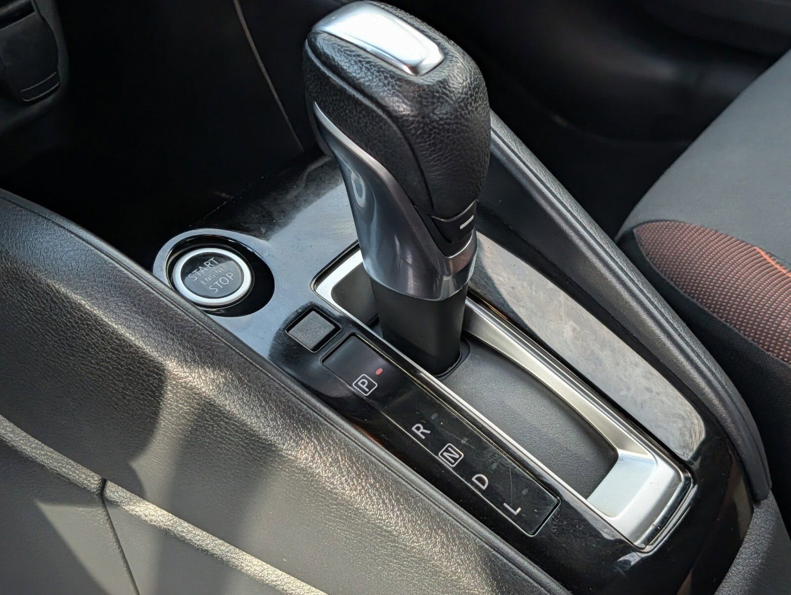 Used 2020 Nissan Versa SR w/ Convenience Package FWD image 8