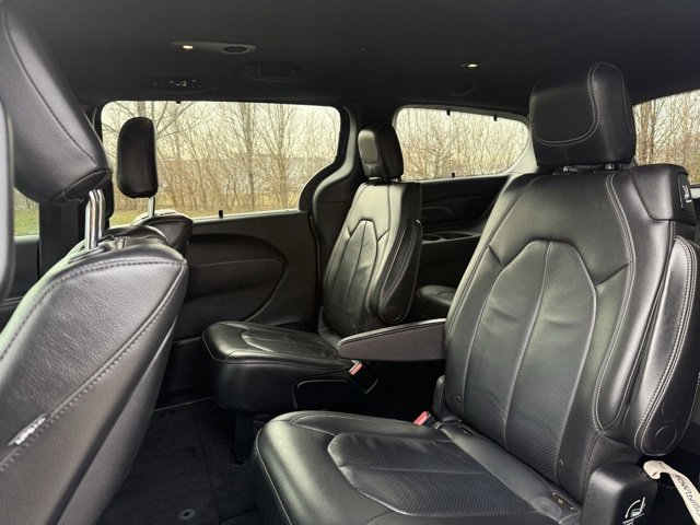 Used 2018 Chrysler Pacifica Touring-L Plus w/ S Appearance Package image 12