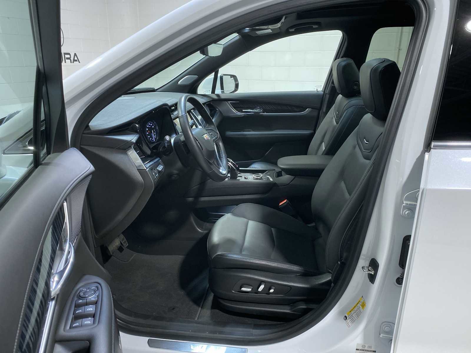 Used 2023 Cadillac XT6 Premium Luxury w/ Technology Package AWD/4WD image 2