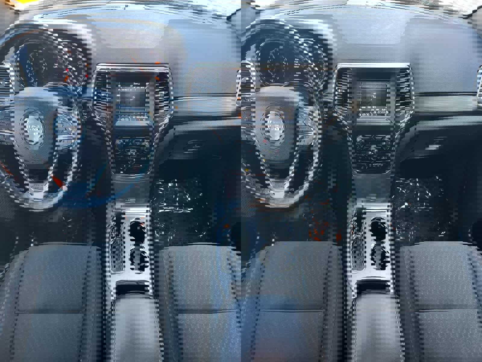 Used 2020 Jeep Grand Cherokee Laredo image 4