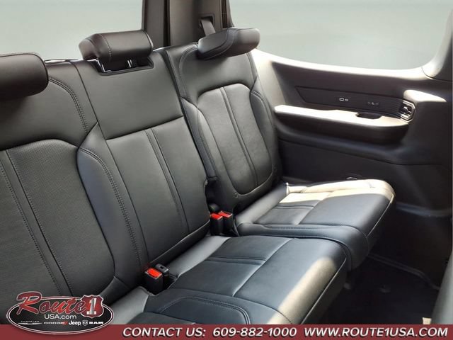 Certified 2024 Jeep Wagoneer Series II AWD/4WD image 17