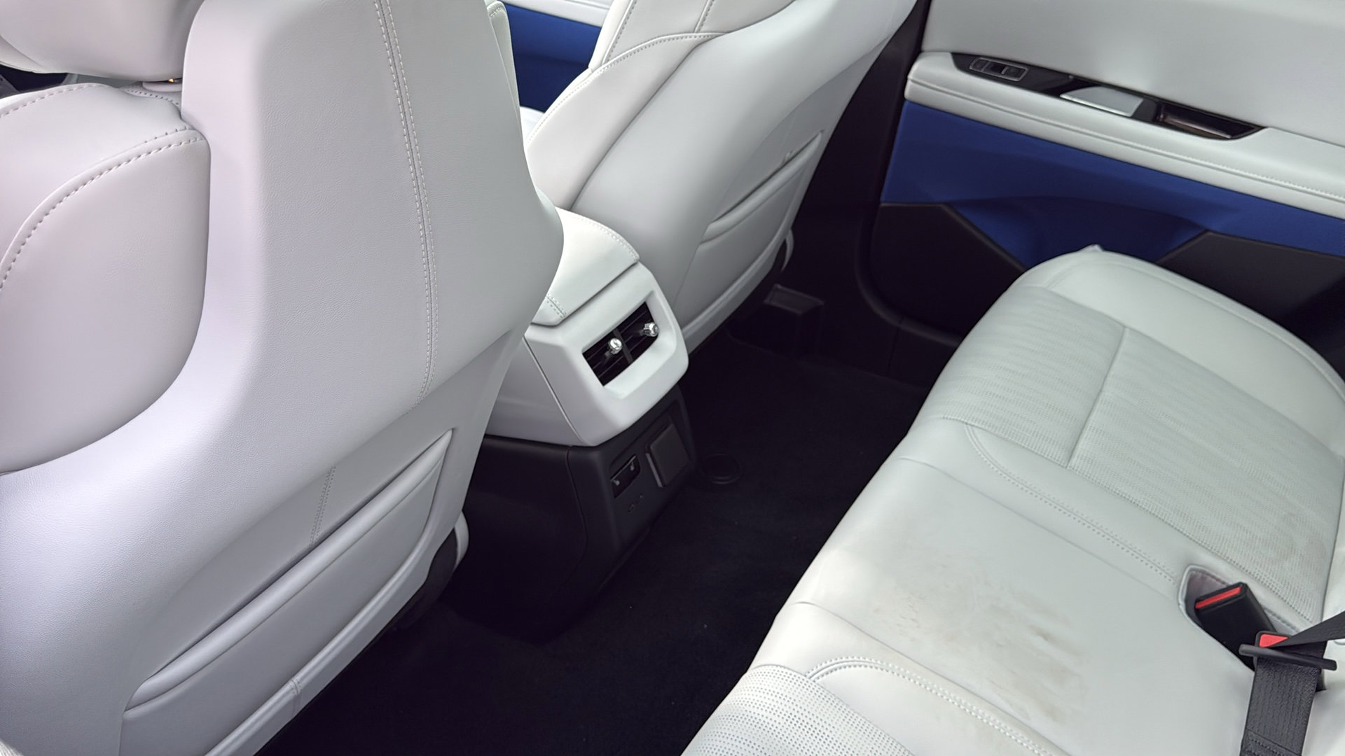 New 2026 Cadillac Optiq Luxury 2 image 28