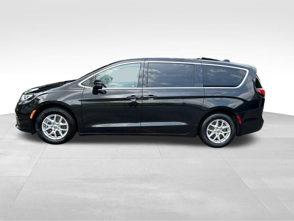 Used 2023 Chrysler Pacifica Touring-L FWD video 2