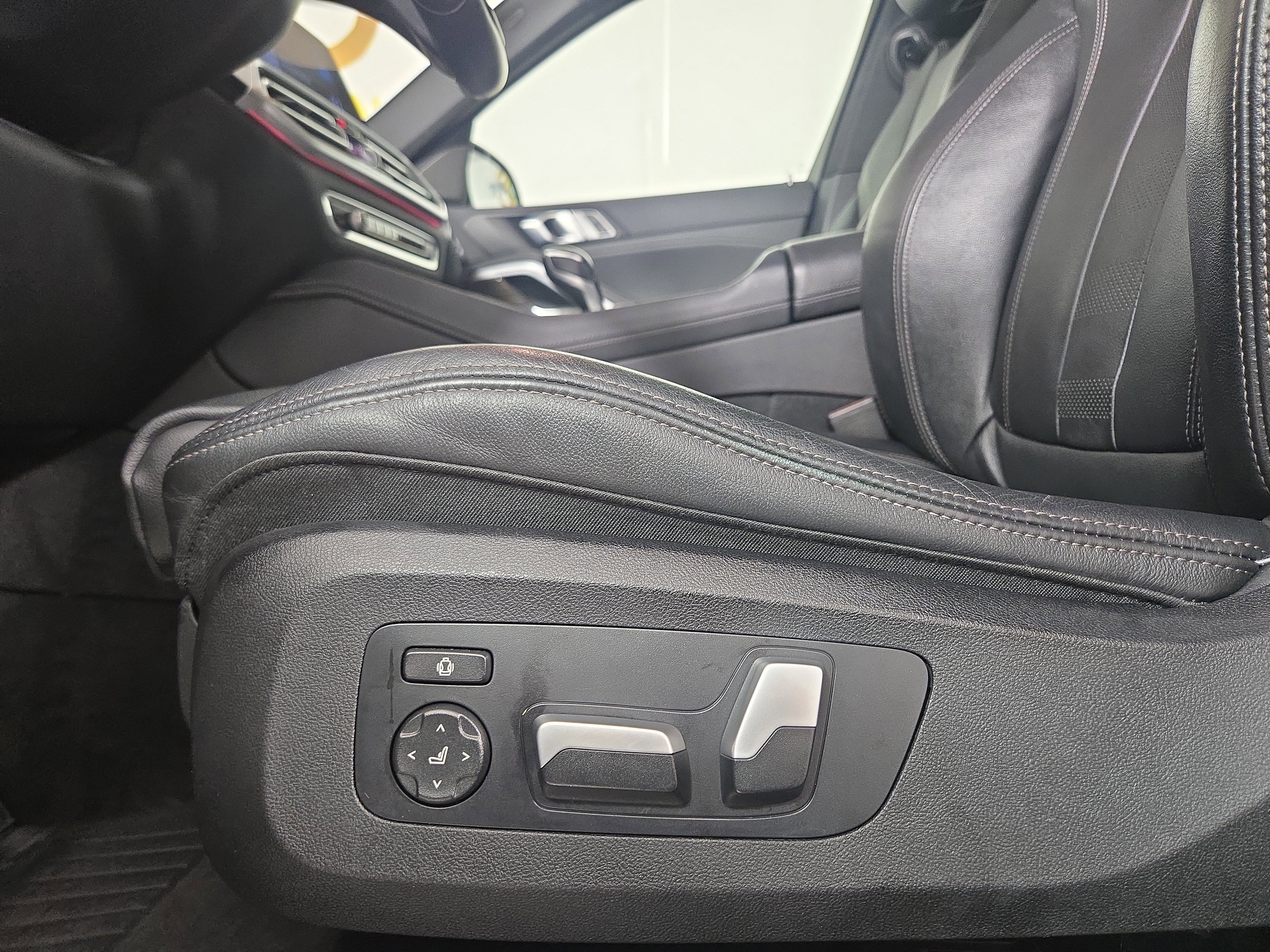 Used 2021 BMW X6 xDrive40i w/ Premium Package image 31