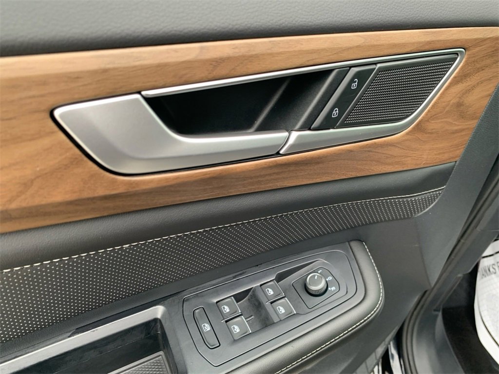 Used 2025 Volkswagen Atlas SE image 19