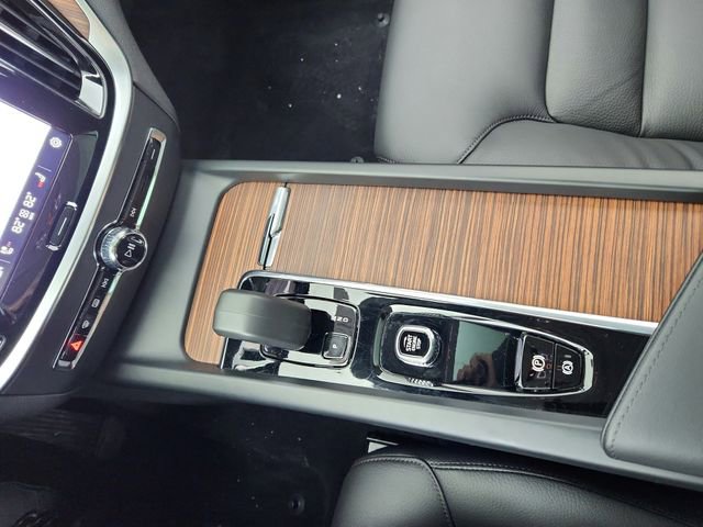 Certified 2025 Volvo V60 B5 Cross Country Plus image 34