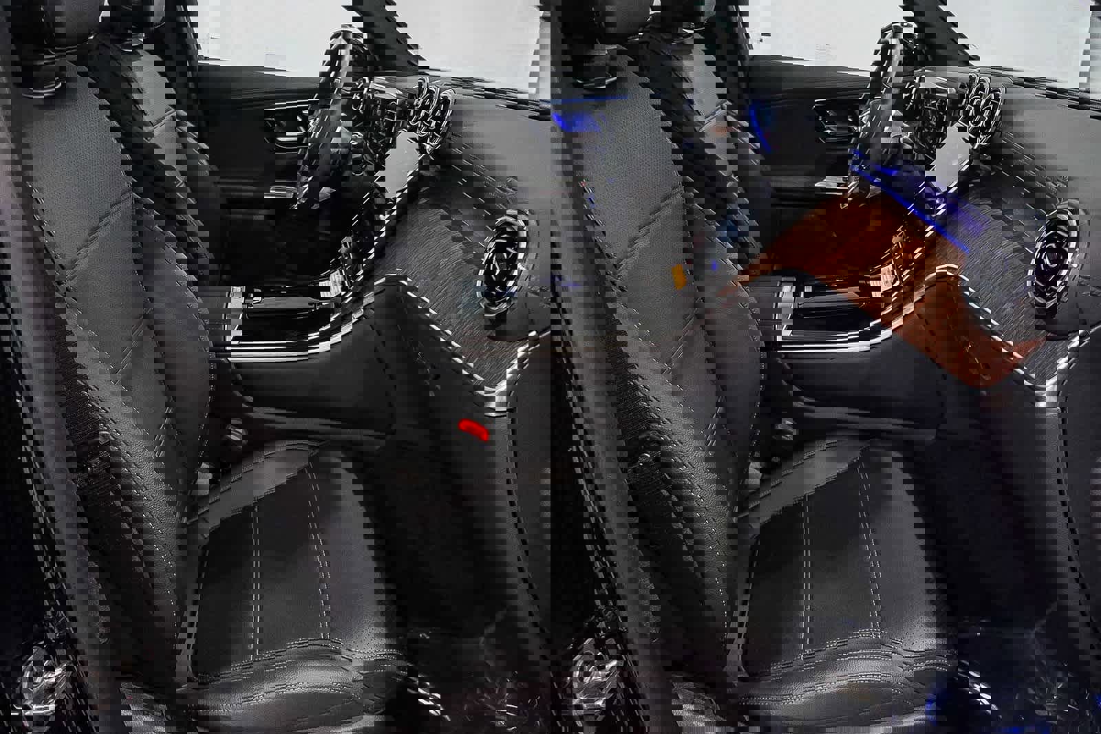 Used 2025 Mercedes-Benz GLC 300 4MATIC image 19