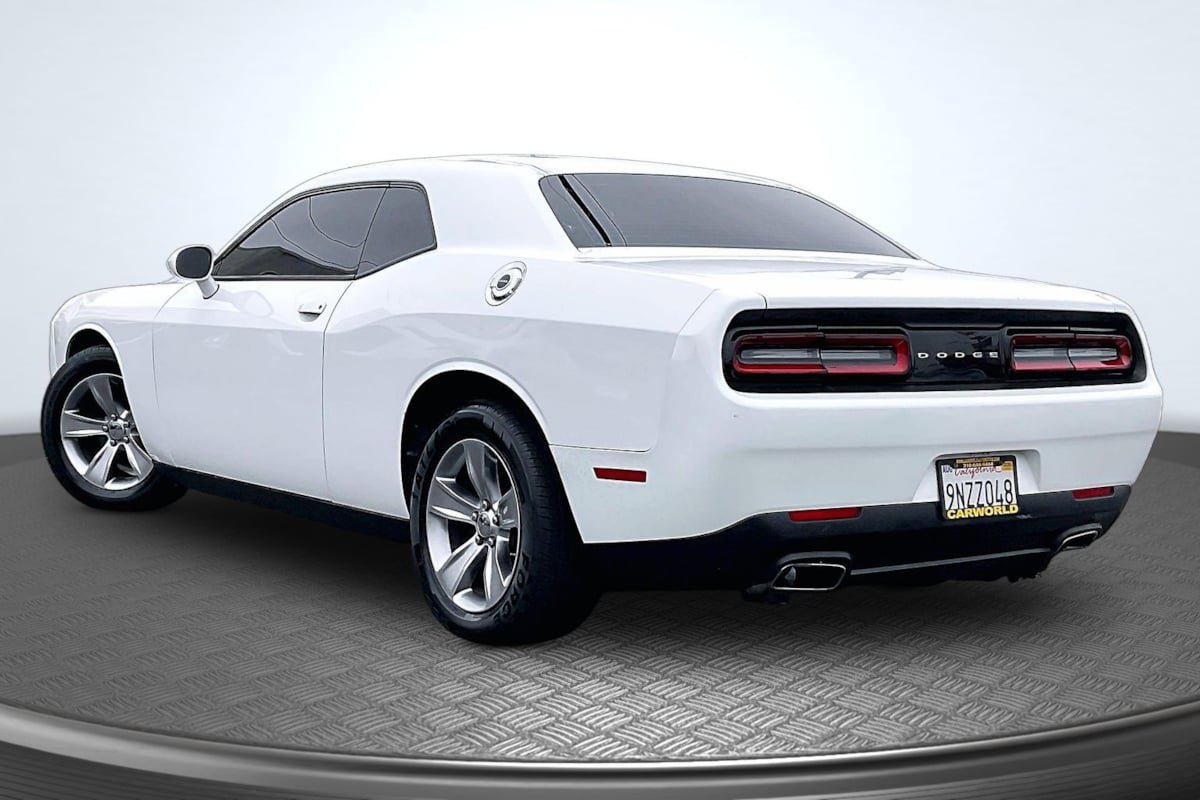 Used 2016 Dodge Challenger SXT RWD image 2
