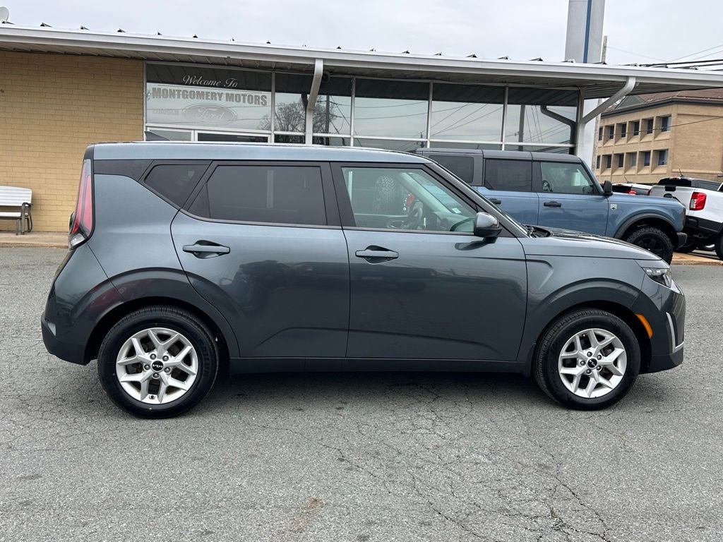 Used 2023 Kia Soul LX w/ LX Technology Package image 9
