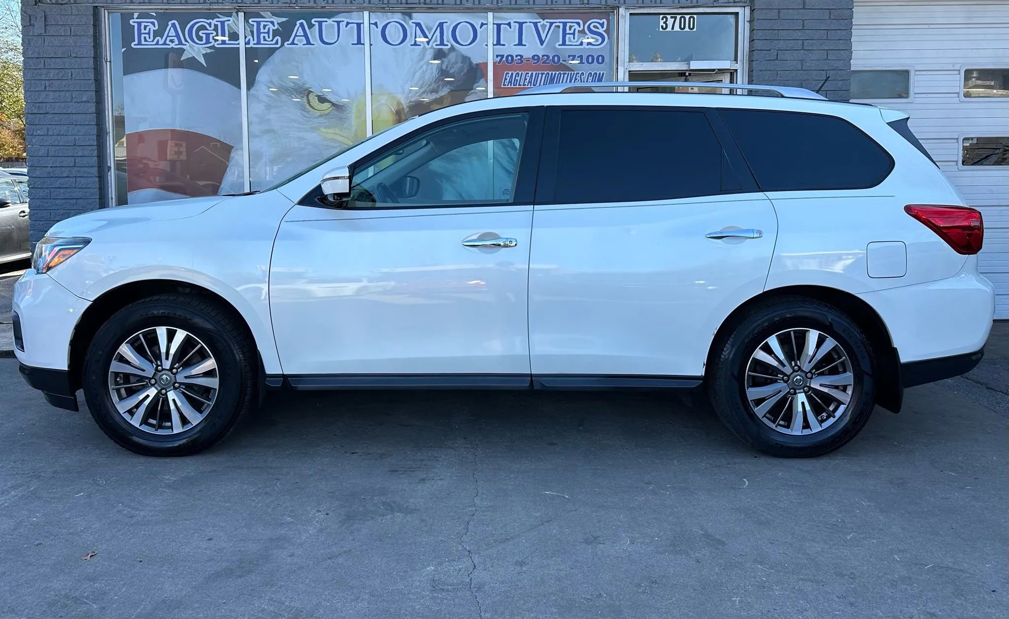 Used 2017 Nissan Pathfinder SL w/ SL Tech Package image 2