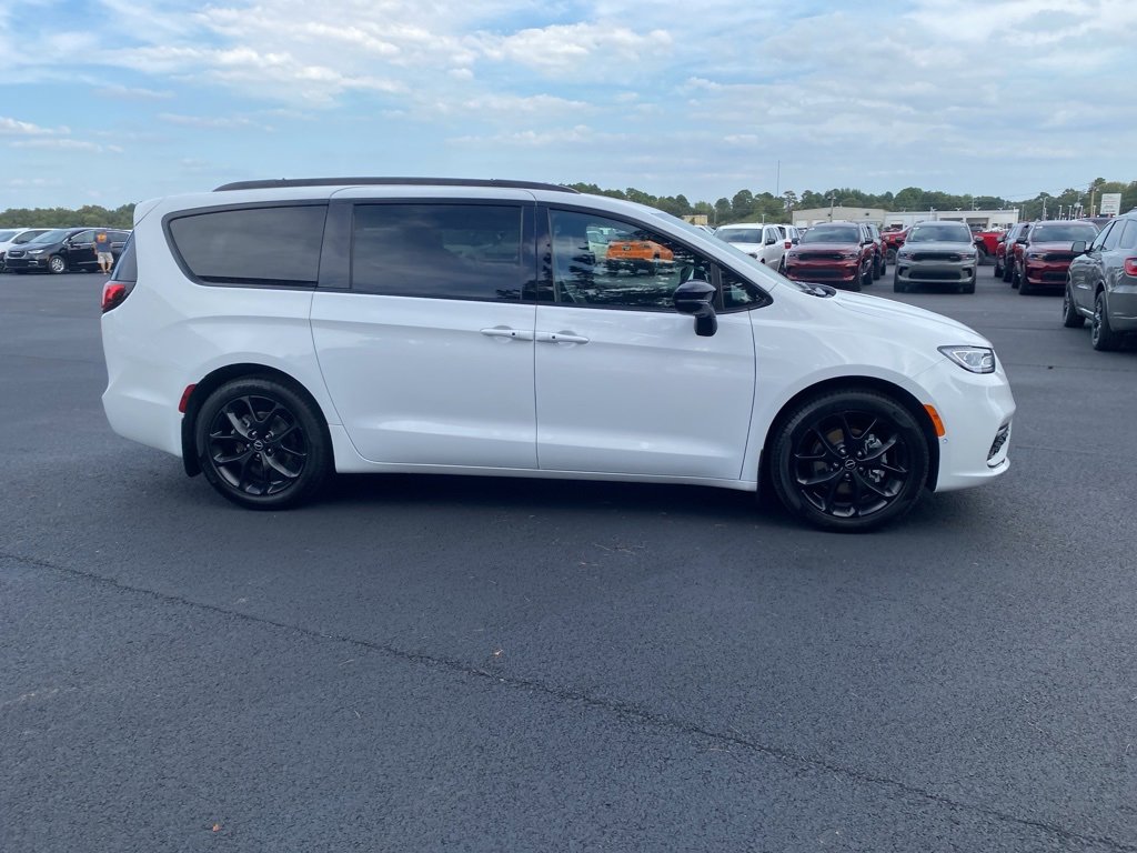 New 2026 Chrysler Pacifica Limited w/ S Appearance Package image 4