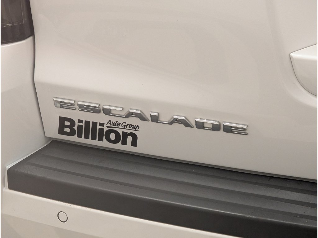 Used 2017 Cadillac Escalade Luxury AWD/4WD image 4