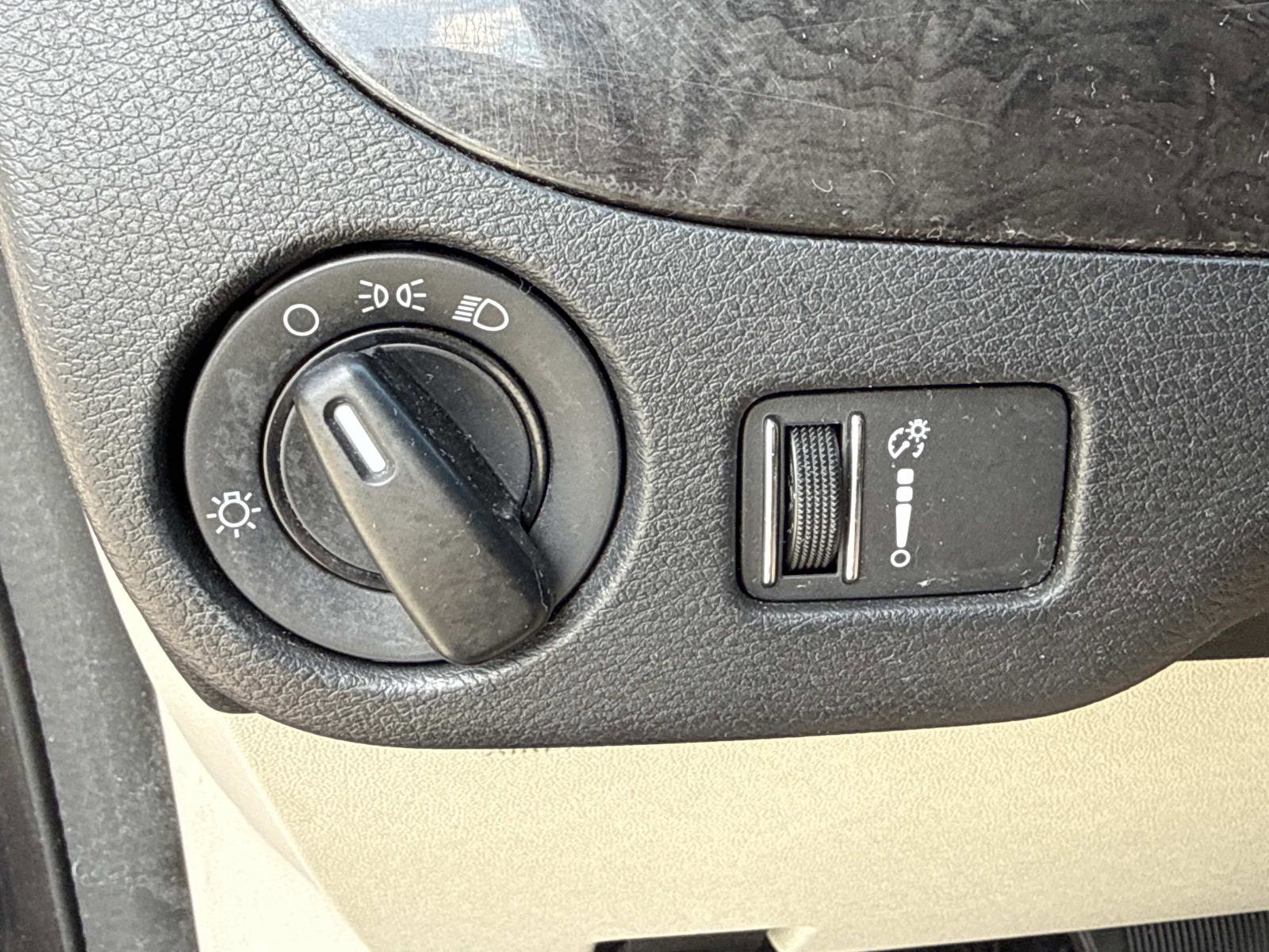 Used 2020 Dodge Grand Caravan SE w/ UConnect Hands-Free Group image 27