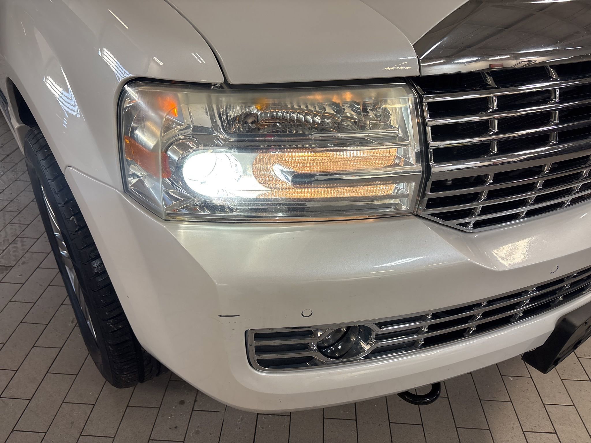 Used 2010 Lincoln Navigator L 4WD image 4