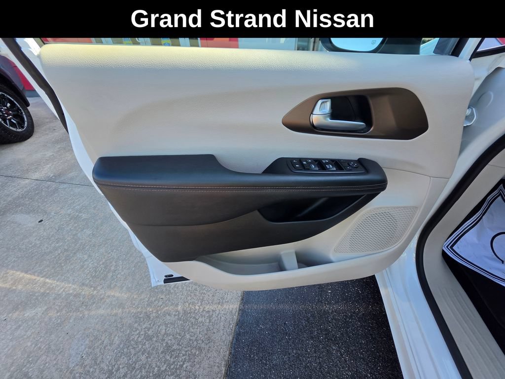 Used 2018 Chrysler Pacifica LX FWD image 14