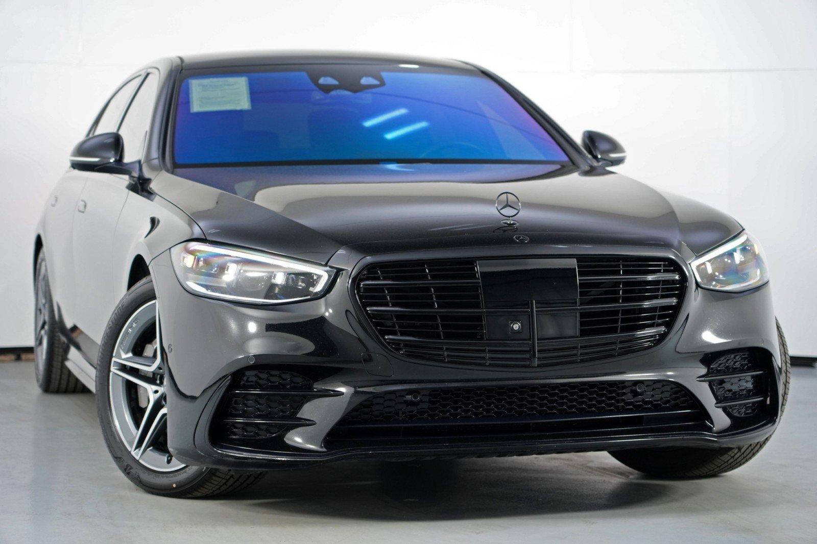 Used 2022 Mercedes-Benz S 500 4MATIC w/ AMG Line Package image 4