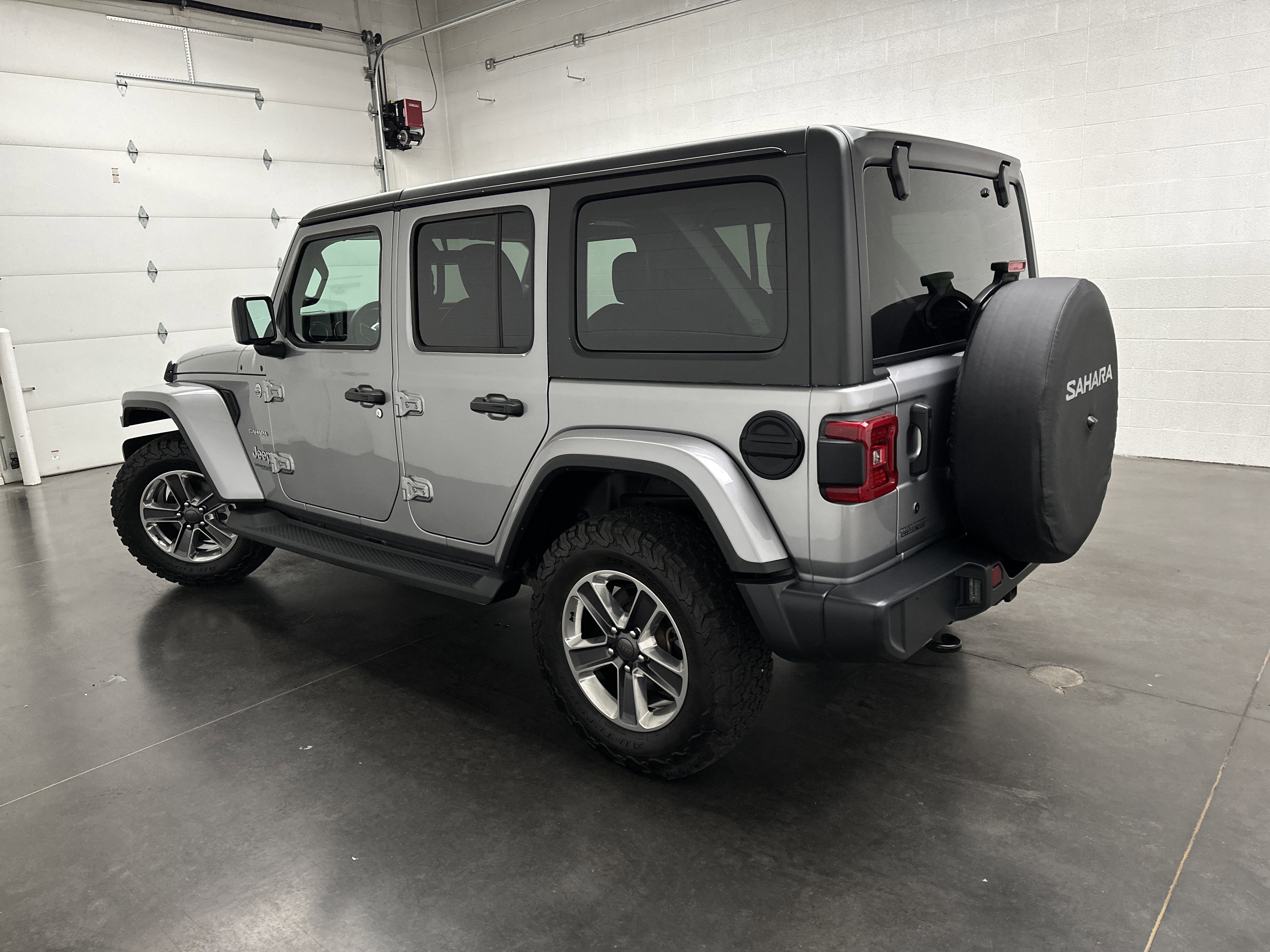 Used 2018 Jeep Wrangler Unlimited Sahara image 6