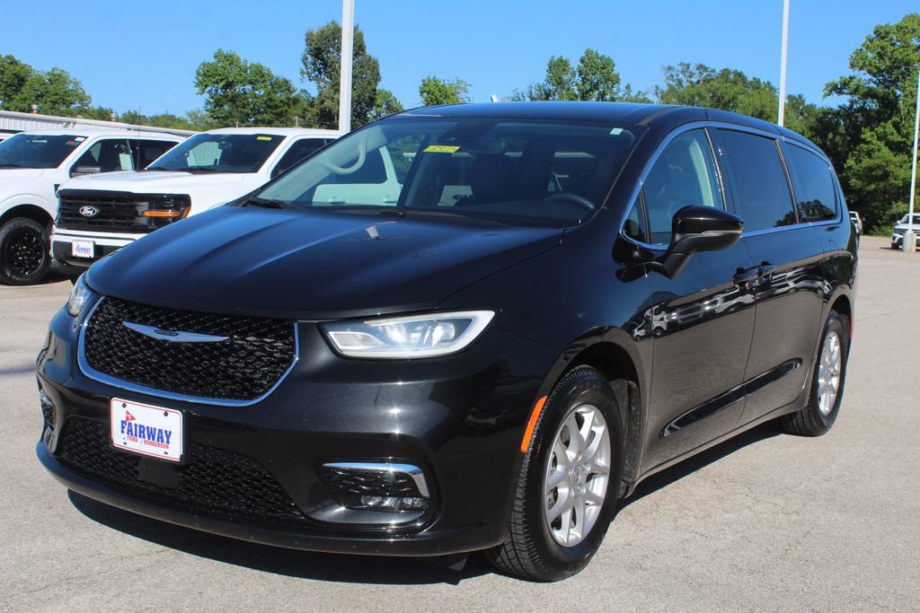 Used 2023 Chrysler Pacifica Touring-L FWD image 2