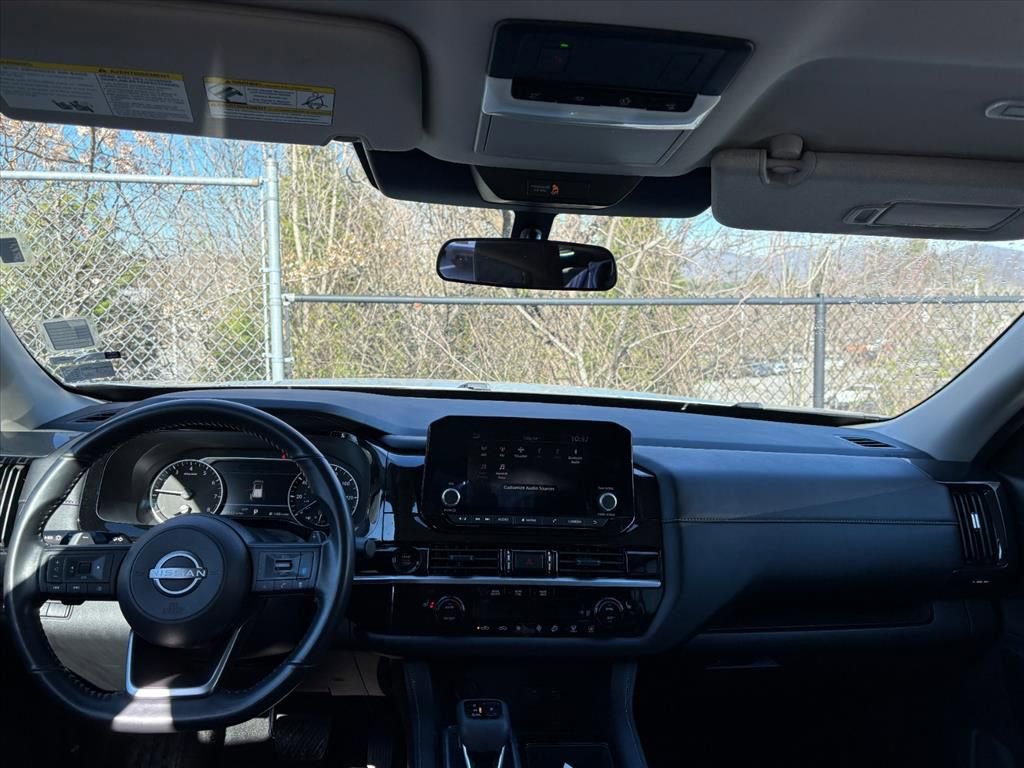 Used 2025 Nissan Pathfinder SV image 6