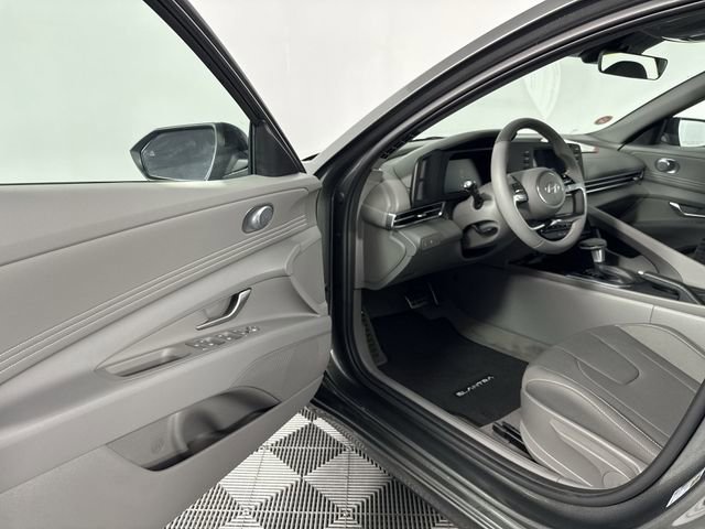 Used 2025 Hyundai Elantra Sport FWD image 18