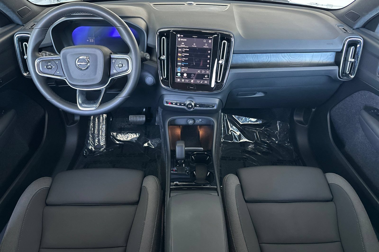 Certified 2025 Volvo EX40 Core AWD/4WD image 3
