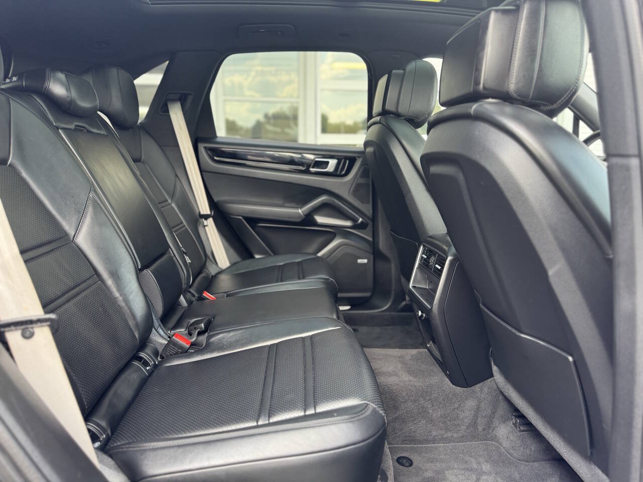 Used 2020 Porsche Cayenne AWD/4WD image 32