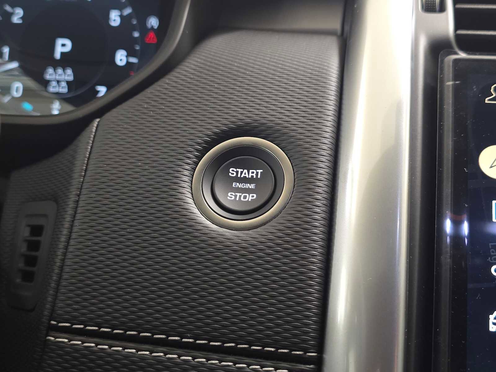 New 2025 Land Rover Discovery Dynamic SE image 31