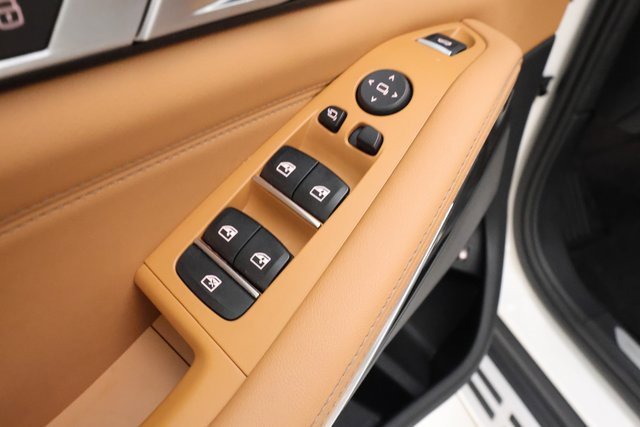 Used 2024 BMW X5 xDrive50e image 9