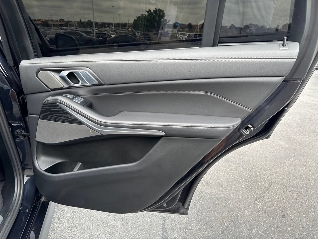 Used 2022 BMW X7 xDrive40i w/ M Sport Package AWD/4WD image 39
