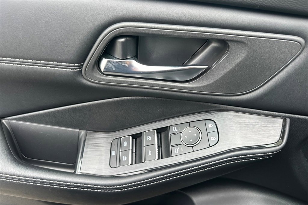 Used 2025 Nissan Rogue SL image 14