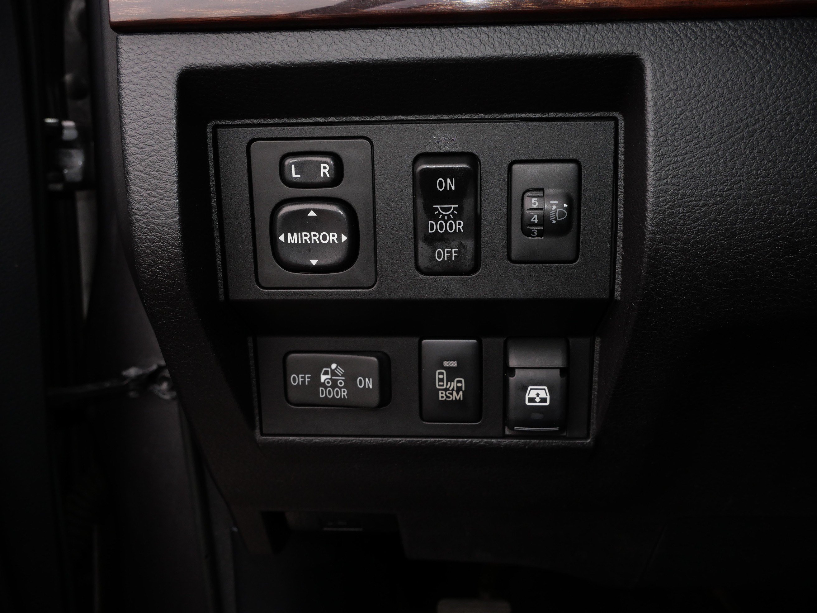 Used 2015 Toyota Tundra Limited w/ Limited Premium Package AWD/4WD image 27