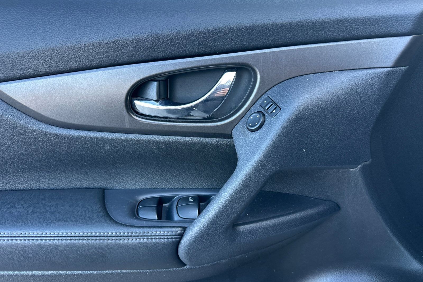 Used 2014 Nissan Rogue SV w/ SV Premium Package image 12