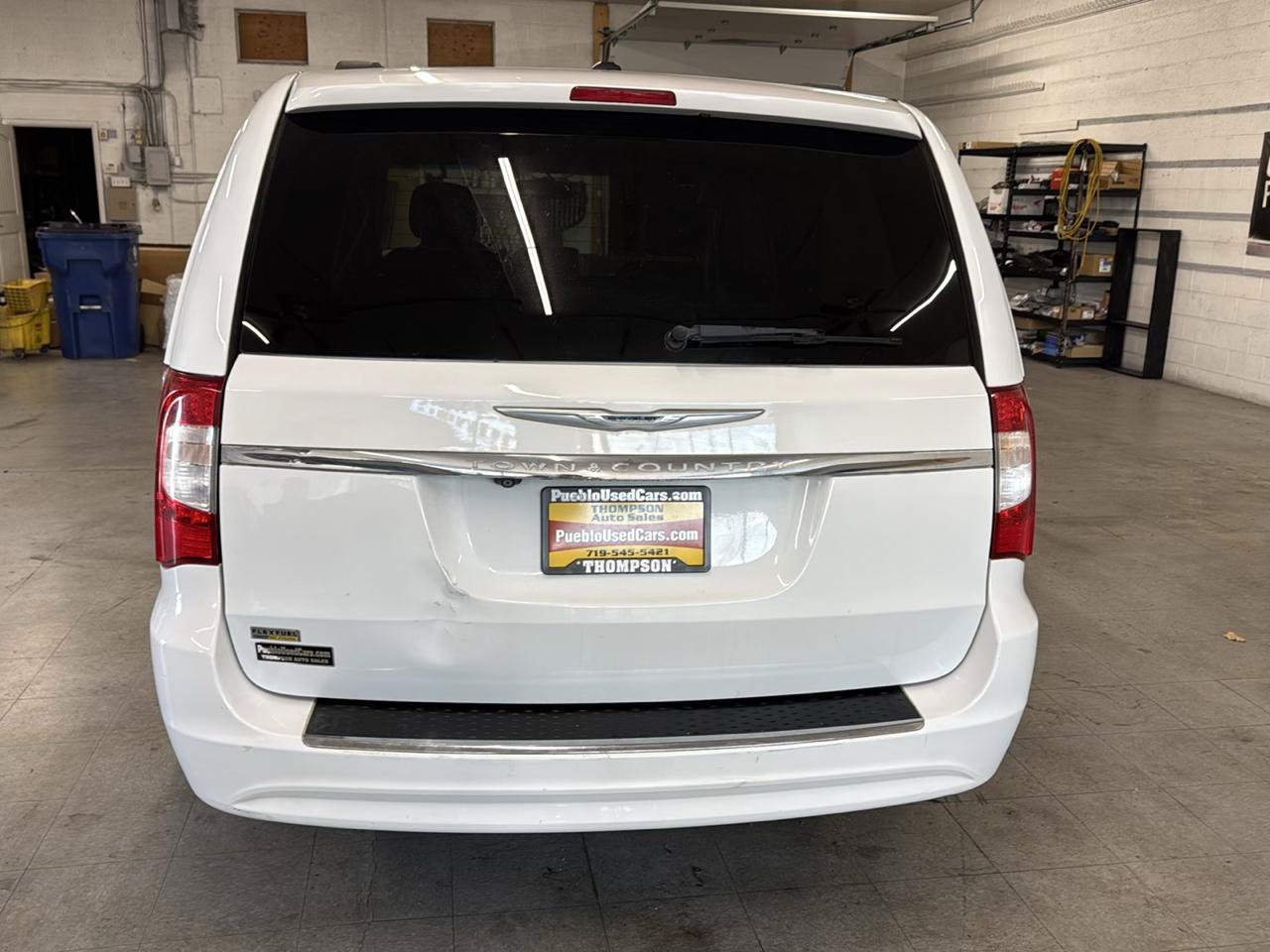 Used 2015 Chrysler Town & Country Touring FWD image 3