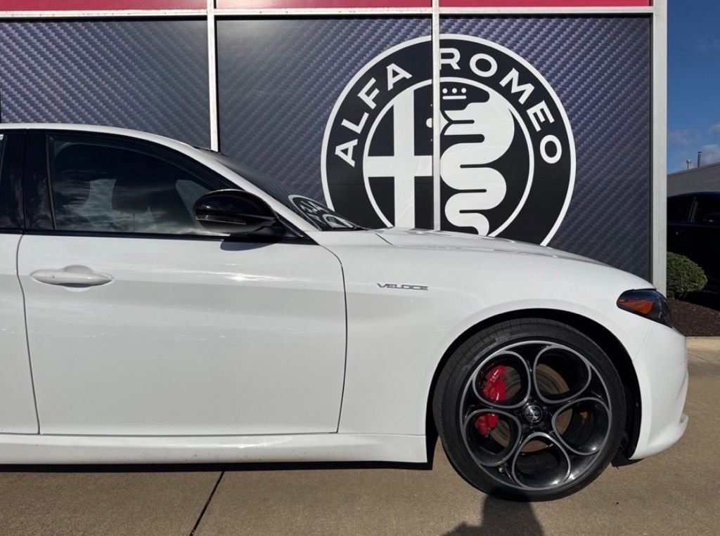 Used 2023 Alfa Romeo Giulia Veloce image 3
