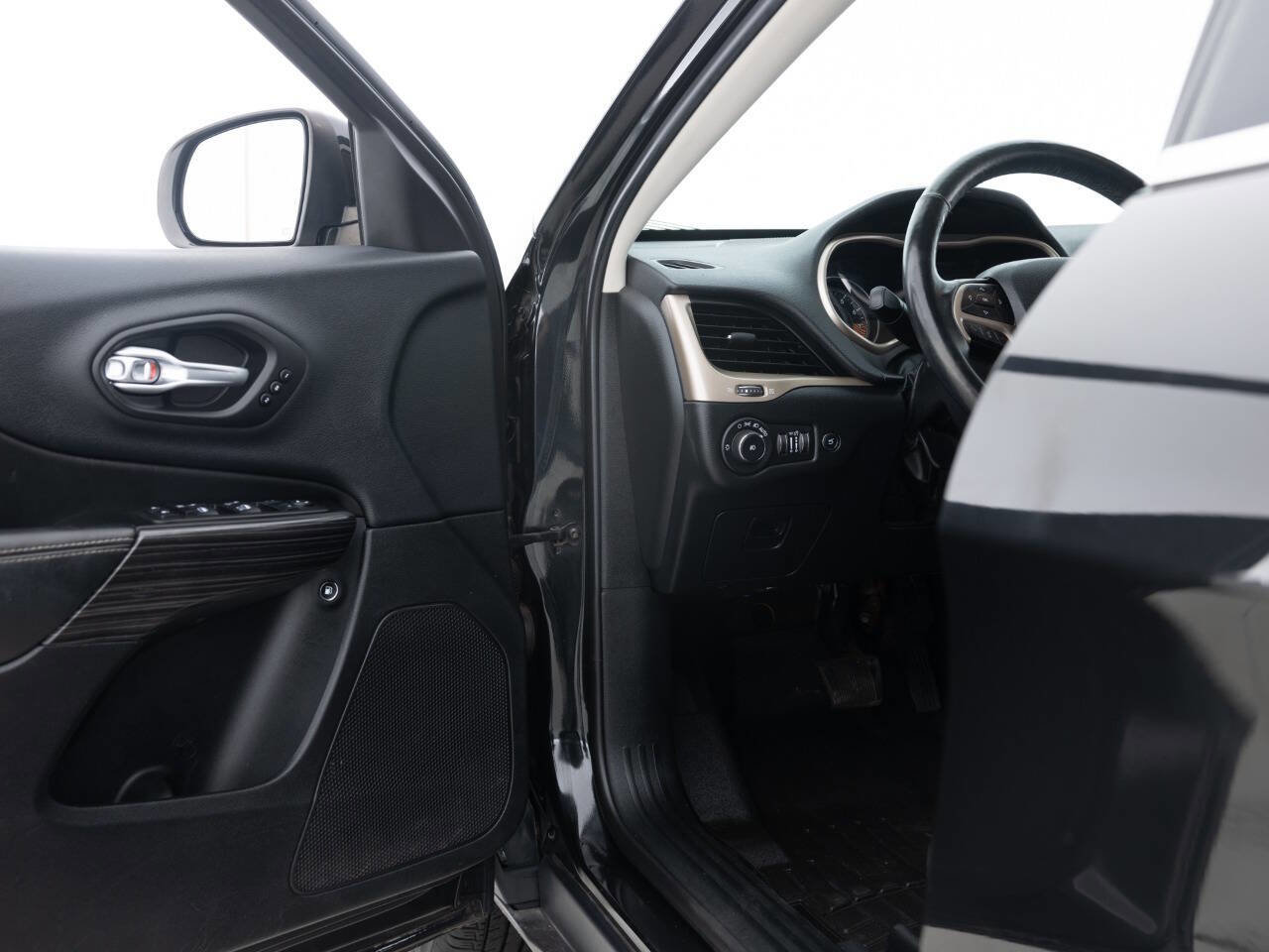 Used 2014 Jeep Cherokee Limited AWD/4WD image 24