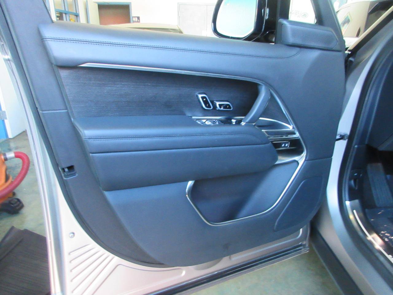 Used 2023 Land Rover Range Rover SE AWD/4WD image 5
