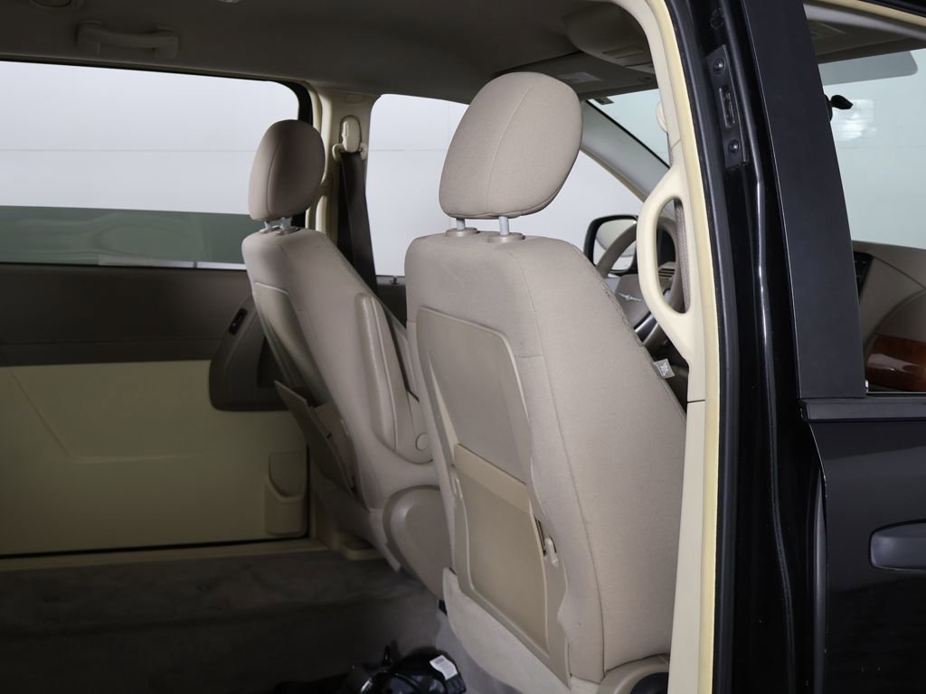 Used 2008 Chrysler Town & Country LX image 23