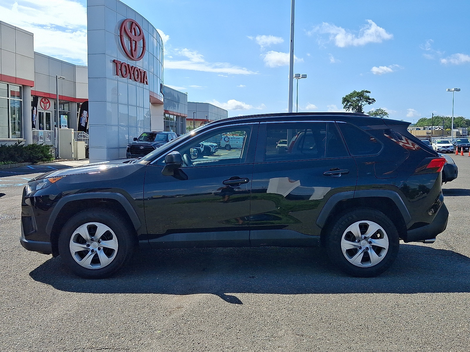 Used 2021 Toyota RAV4 LE w/ Carpet Mat Package (TMS) AWD/4WD image 4