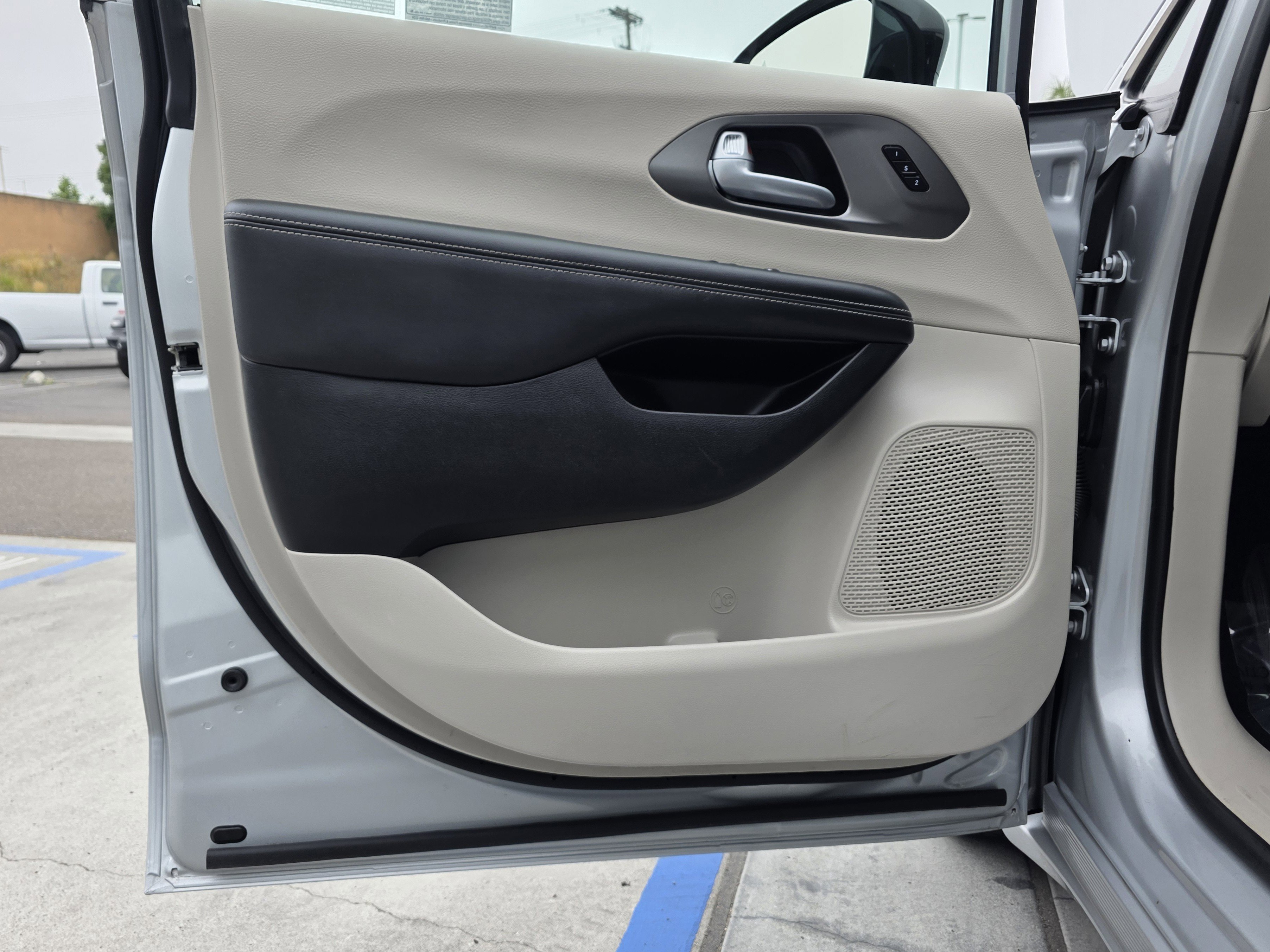 Certified 2024 Chrysler Pacifica Touring-L image 12