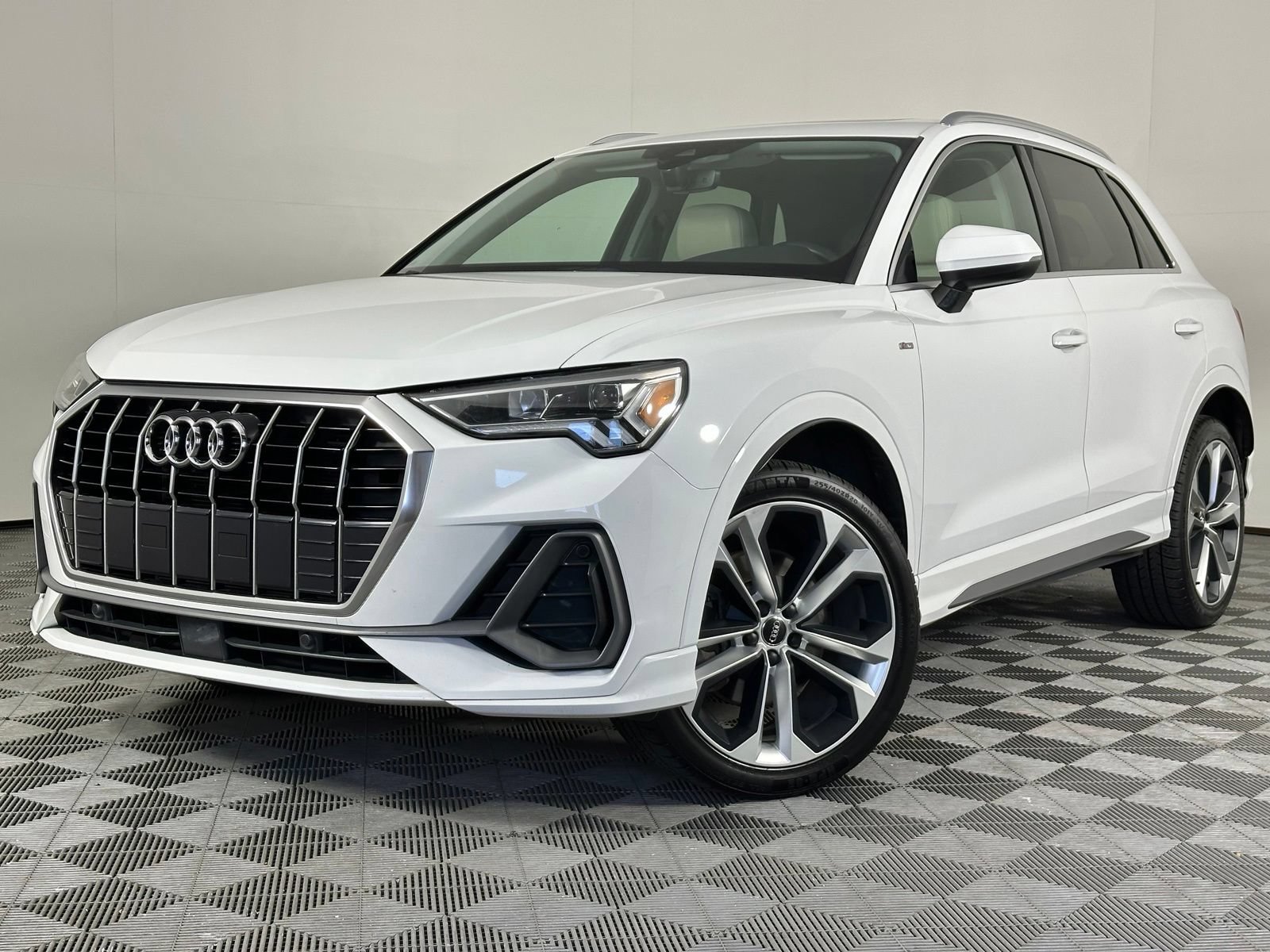 Used 2020 Audi Q3 2.0T Premium Plus w/ Premium Plus Package AWD/4WD image 39