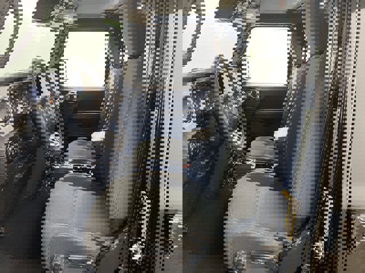 Used 2025 Jeep Wrangler Sahara image 13