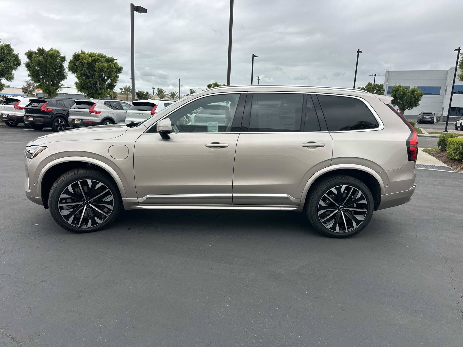New 2026 Volvo XC90 T8 Plus w/ Protection Package Premier AWD/4WD image 4