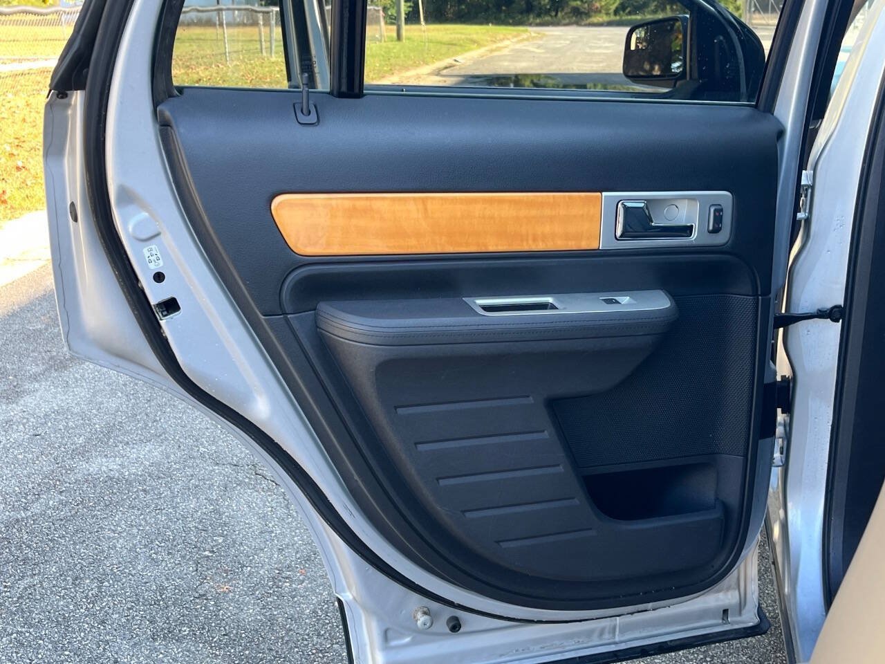 Used 2010 Lincoln MKX AWD image 11