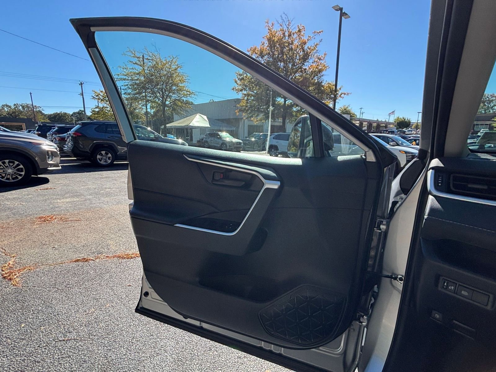 Used 2025 Toyota RAV4 LE image 20